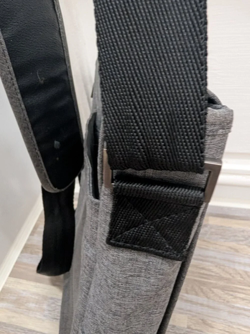CaseCrown Campus North vertical messenger bag Grey